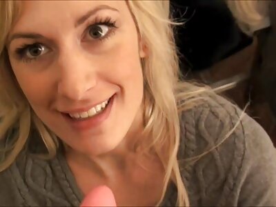 ایک سیاہ بالوں والی کتیا کو چودتی ہے اور اس کے منہ میں cumshot.