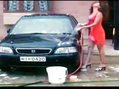 سبز جرابوں میں ایک بالغ عورت نے کاسٹنگ میں بڑے سوراخ دکھائے۔