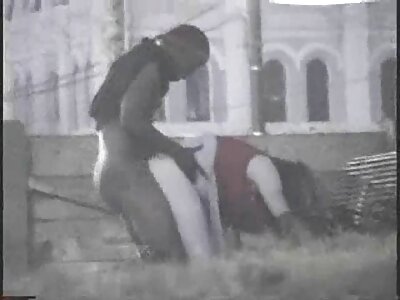 بالوں والے آدمی شاور میں ایک عورت کو پیٹتا ہے، اور سونے کے کمرے میں چودنا جاری رکھتا ہے۔