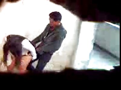 ایک سنہرے بالوں والی لڑکی کو چدایا اور ایک بڑی کسبی کی گدی کو رسیلی طور پر ختم کر دیا۔