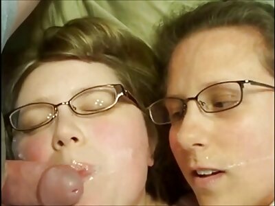Busty brunette ہر جگہ دیتا ہے اور سہ سے محبت کرتا ہے.