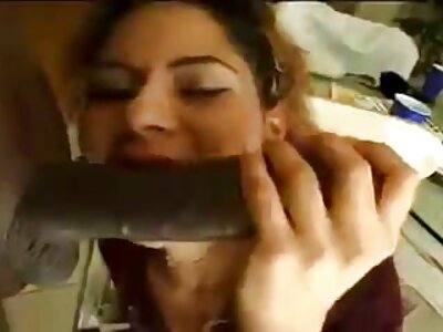 داڑھی والا ادھیڑ عمر لڑکا ایک بوڑھی عورت کو چودتا ہے اور اس کے چہرے پر cums.