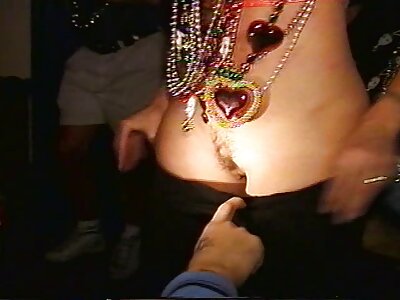 سفید آدمی اس کی بلی میں ایک سیاہ کتیا fucks اور اس کے منہ پر cums.