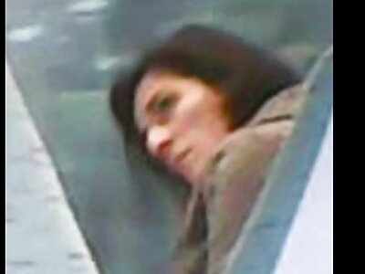 ایک ریزورٹ میں سنہرے بالوں والی ایک گنجے لڑکے کا لنڈ چوس کر سوراخ کرتا ہے۔