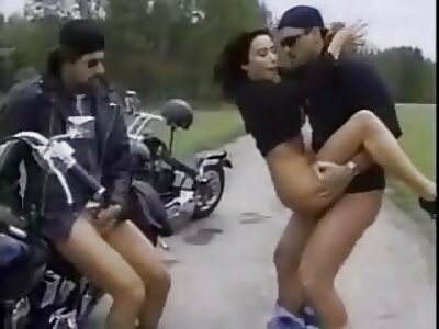 بڑی لچکدار چھاتی جڑ کو فتح کرتی ہے۔