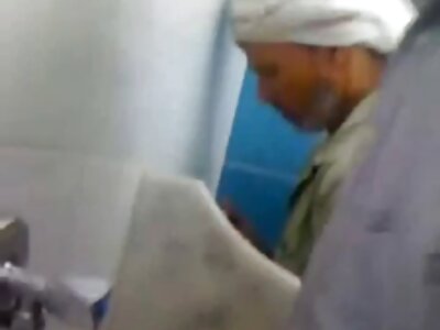 ایک گرل فرینڈ کے ساتھ ایک سنہرے بالوں والی بھاڑ میں جاؤ اور لڑکی کے pubis پر ختم.