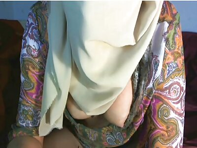 جوان سٹڈ کے ساتھ بالغ چھوٹے بال سنہرے بالوں والی cums.