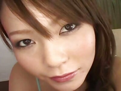Brunette slut ایک عظیم blowjob دیتا ہے اور آدمی cums سپرم کی ایک بہت.
