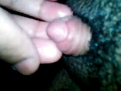 بستر اور کپڑوں پر پیشاب کرنے والی لڑکی سے سنہری بارش۔