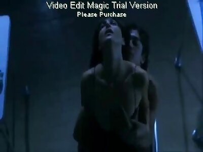لچکدار روسی ایتھلیٹ Matilda Bae تربیت میں بلی میں مشت زنی کرتی ہے۔
