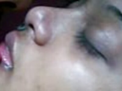 بالغ کتیا جوڈی ویسٹ نے ایک ڈک چوس لیا اور چدائی کے لیے کتے کے انداز میں اٹھا۔