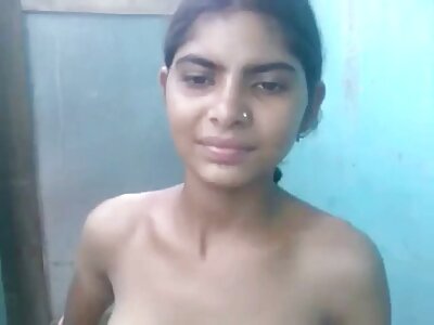 Busty کاروباری خاتون جرابیں پہنتی ہے اور ایک سٹڈ کے ساتھ fucks.