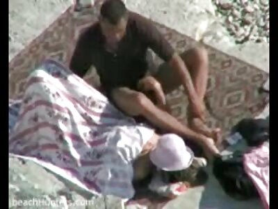 ایک عورت سے گہرے بلو جاب کے ساتھ گروپ سیکس کا ننگا ناچ۔