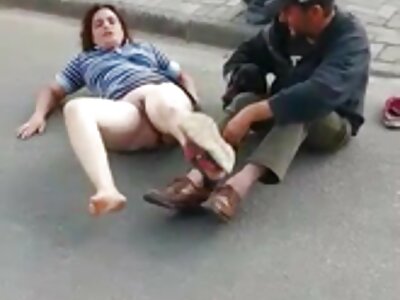 ایک بالغ عورت کو اس کی بلی میں ایک نوجوان لڑکے کی سرخ چبھن لگتی ہے۔