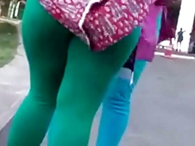 داڑھی والے پیزڈولیز نے ایک خوبصورت لڑکی کو چود لیا۔