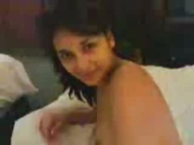 برہنہ ماڈل شراب پیتے ہیں اور خوبصورت ہم جنس پرست مناظر فلماتے ہیں۔