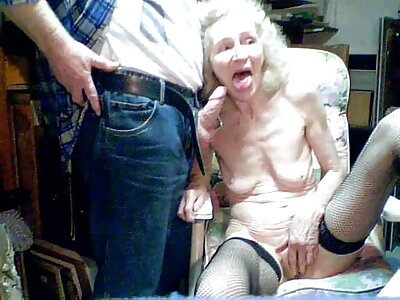 fucking busty بوڑھی عورت ایک نوجوان brunette کے ایک رکن کاٹھی.
