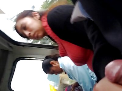 ٹینڈ شدہ روسی چوزہ اپنے آپ کو ایک پرجوش آدمی کو خوبصورتی سے دیتا ہے۔