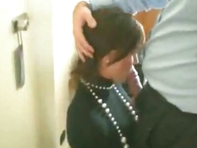 پاگل سنہرے بالوں والی لڑکی کے ساتھ مضحکہ خیز مقعد اور گہری بلو جاب۔